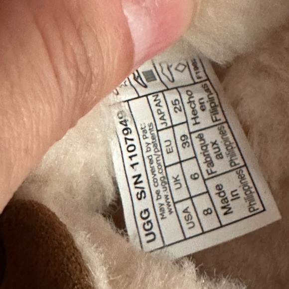 Uggs Dakota tag read 8 but a bit tight imo new with out a box - Picture 7 of 7